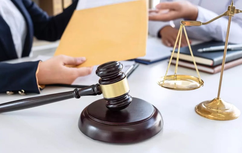 Avocat bătut de concubinul clientei sale, o femeie care practicase prostituția