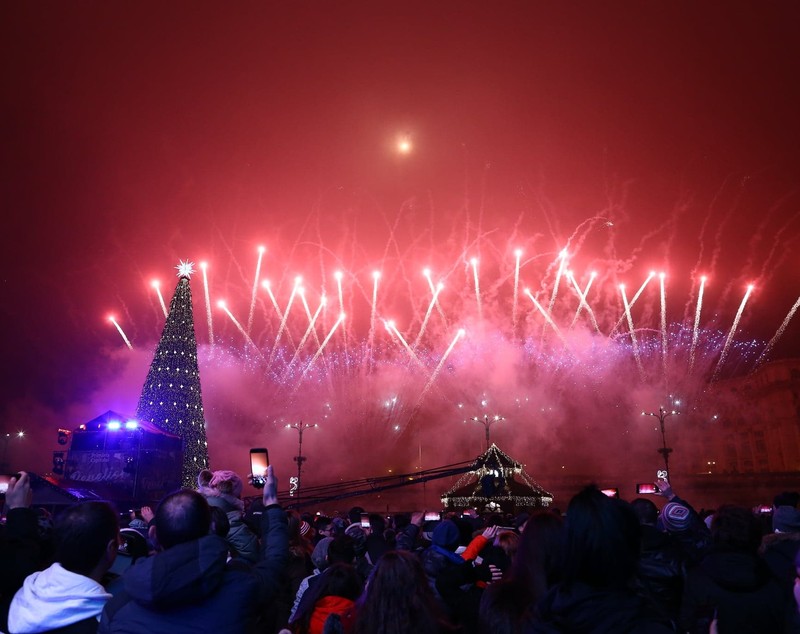 GALERIE FOTO | Am intrat în anul 2019! 60.000 de bucureșteni în stradă în noaptea de Revelion! Focul de artificii din Piaţa Constituţiei a durat 15 minute!