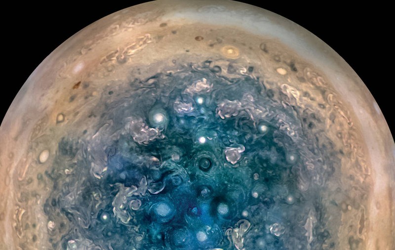 NASA a publicat primele rezultate științifice din misiunea sondei Juno: Un Jupiter complet nou