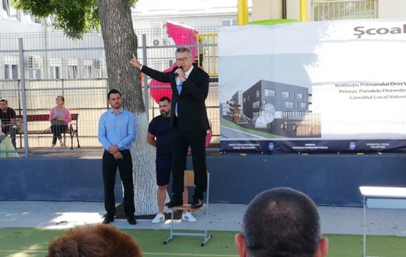 Primarul din Voluntari, Florentin Pandele, s-a cocoțat pe un scaun în timpul discursului de la începerea anului școlar