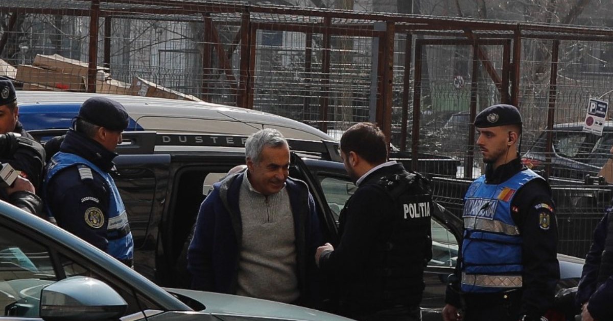 Călin Georgescu coboară din mașină , înconjurat de Poliție și Jandarmerie