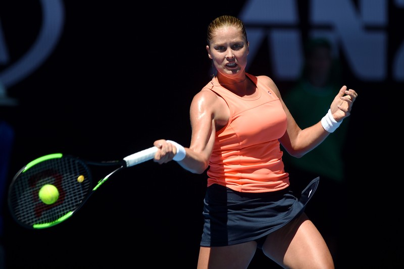 epa05720043 Shelby Rogers of the United States returns the ball to Simona Halep of Romania during their Women's Singles first round match of the Australian Open Grand Slam tennis tournament in Melbourne, Australia, 16 January 2017. The Australian Open tennis tournament runs from 16 to 29 January 2017. EPA/JOE CASTRO AUSTRALIA AND NEW ZEALAND OUT