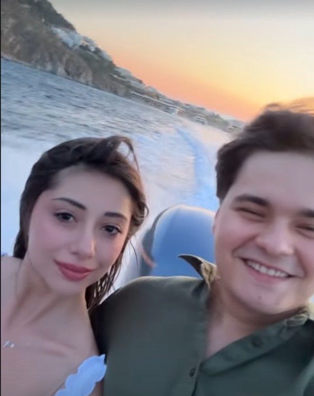 Selly, în vacanță cu avionul privat în care a mâncat caviar și a ascultat manele. Unde a plecat cu iubita Smaranda și cuplul Antonia - Alex Velea