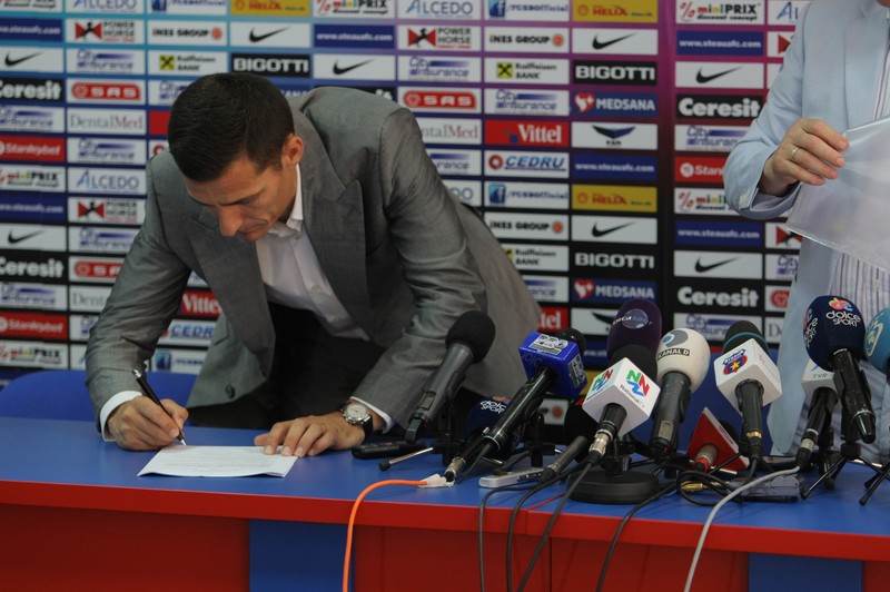 Constantin Gâlcă a semnat contractul în fața jurnaliștilor. Foto: Dan Bistrițeanu