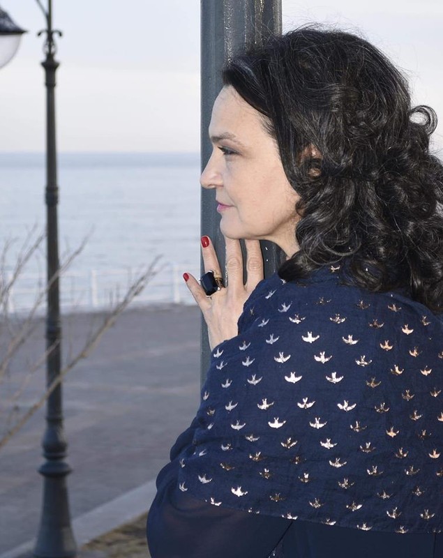 Ce spune Ileana Șipoteanu după ce Anca Țurcașiu i-a cântat o melodie la petrecerea de Revelion de la un restaurant. Artista s-a chinuit să citească textul | VIDEO