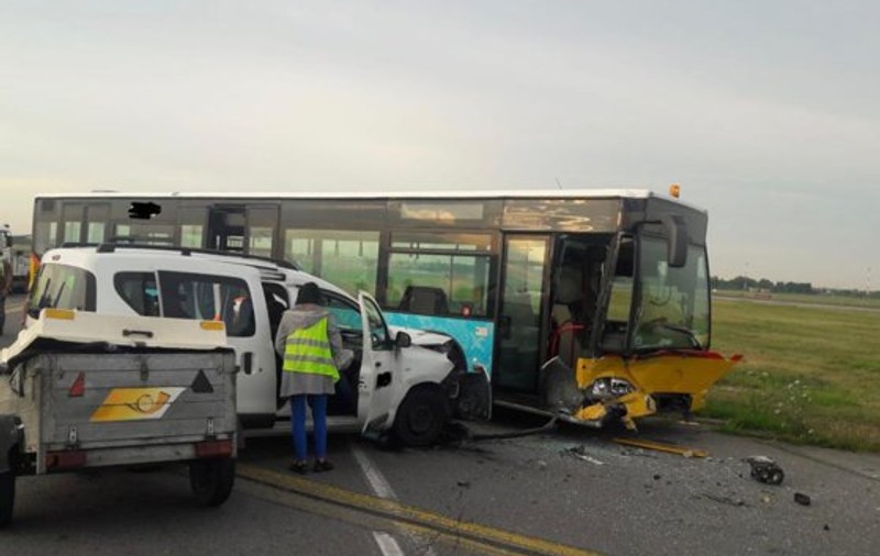 Accident pe Aeroportul Otopeni. Patru oameni au fost răniți