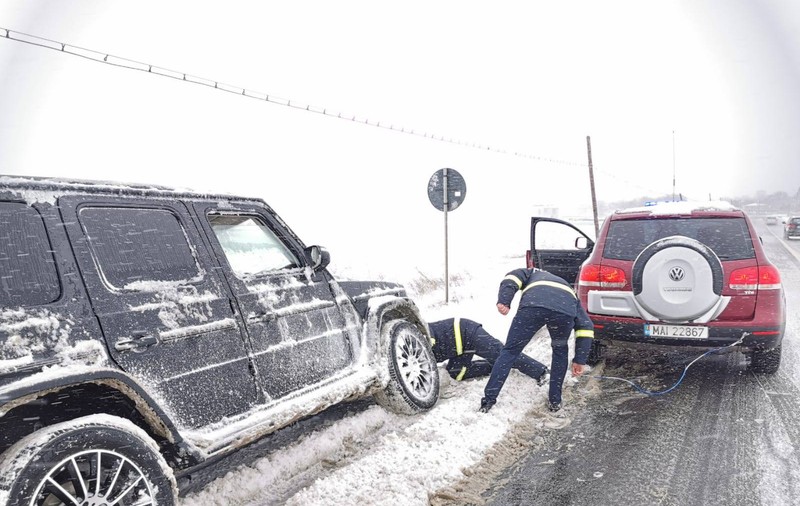 Bilanțul după primele ninsori: 36 de mașini cu 64 de oameni, blocate în nămeți, mai multe drumuri închise