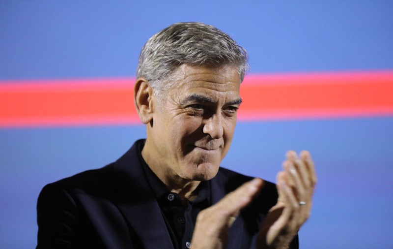 George Clooney a vorbit în franceză la Globurile de Aur 2026, după ce Donald Trump a comentat obținerea cetățeniei sale franceze