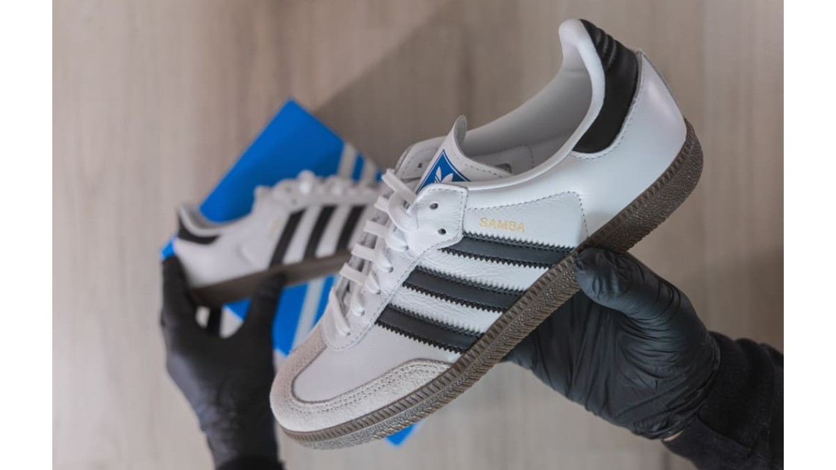 Sneakers Adidas Samba, albi din piele cu dungi negre si talpa maro