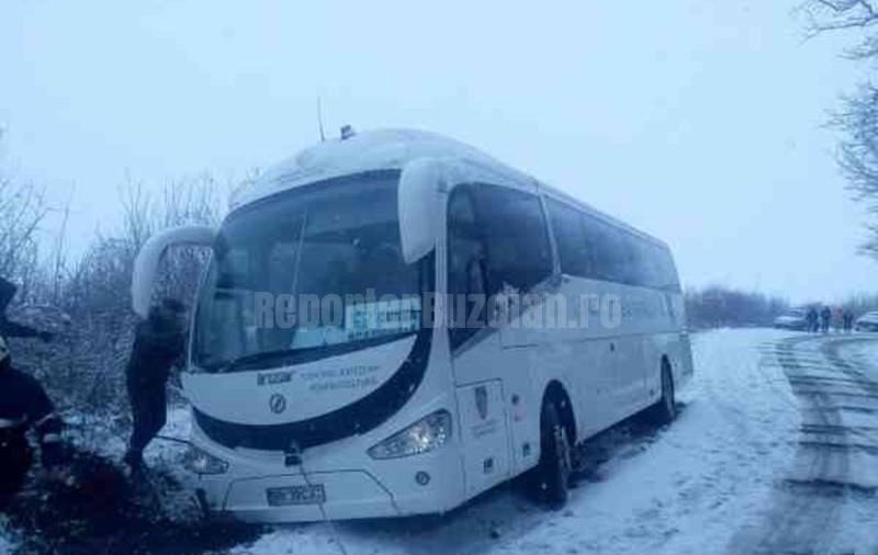 Un autocar s-a răsturnat în județul Buzău. Nouă oameni, la spital