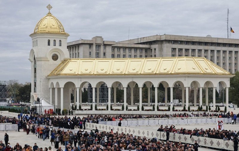 Ceremonia de sfințire a picturii Catedralei Mântuirii Neamului. Peste 12.500 de oameni, printre care Nicușor Dan, Ilie Bolojan, Traian Băsescu și Emil Constantinescu, au fost martori la citirea actului de sfințire