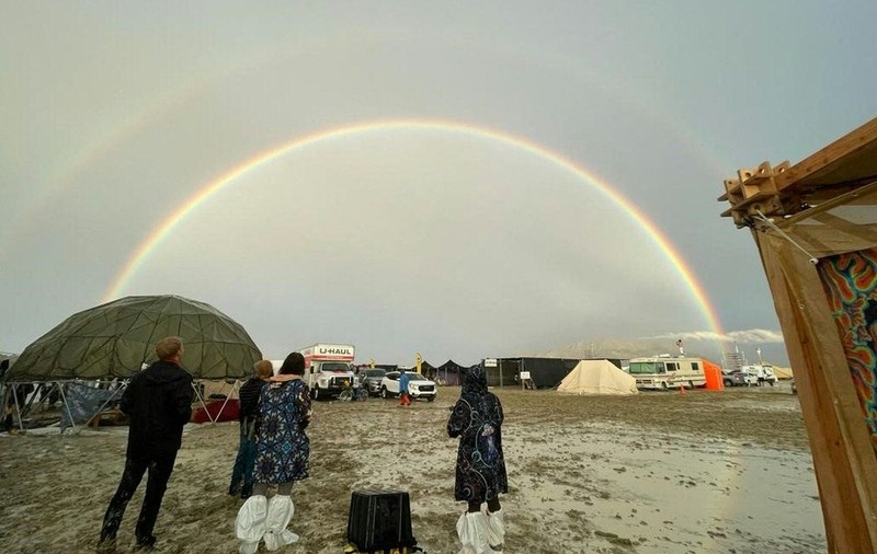 Participanții la festivalul Burning Man, blocaţi în deşertul Nevada din cauza ploii şi a noroiului, evacuați