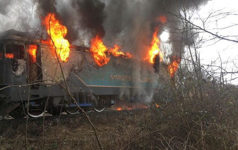 Trafic feroviar blocat între Timișoara și Arad, după ce o locomotivă a fost cuprinsă de flăcări