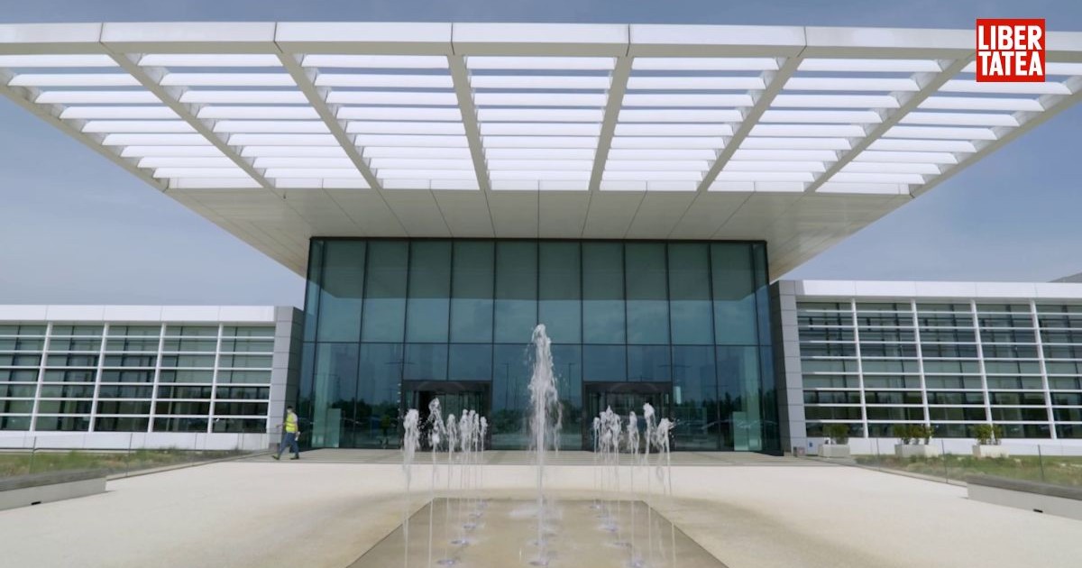 Fațada de sticlă și beton a fabricii Philip Morris International din Bologna.