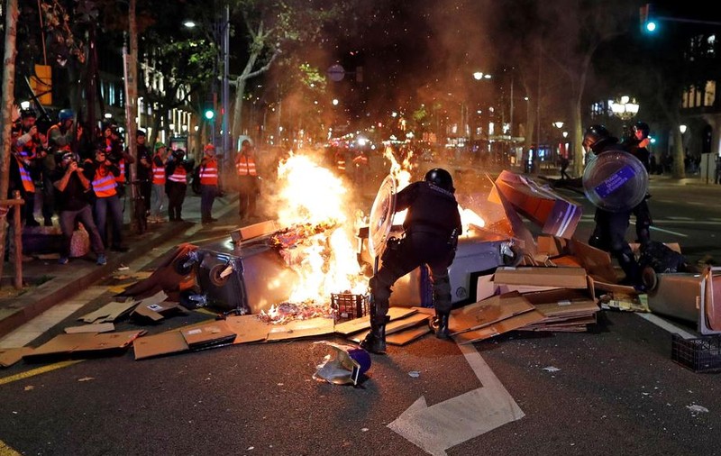 Violențe la Barcelona. Sute de mii de separatiști au ieșit în stradă. Poliția a intervenit în forță