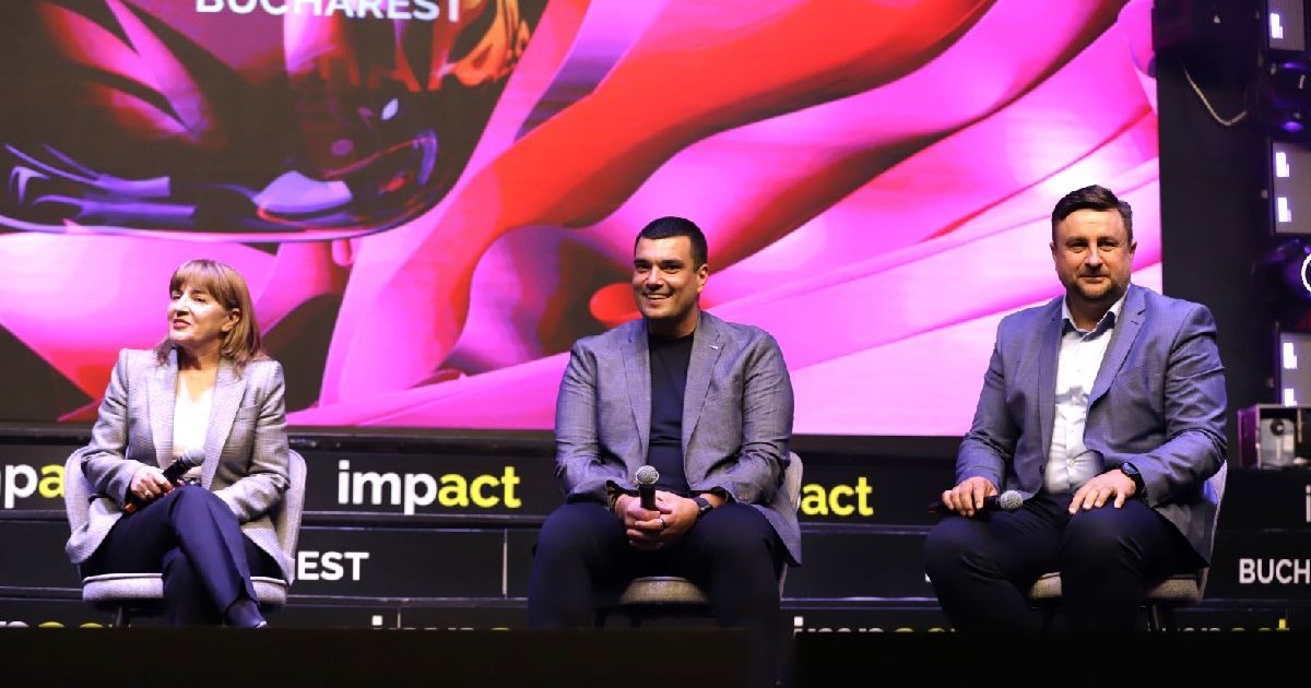 Gabriela Nistor, Andrei Bereandă și Todi Pruteanu, de la stânga la dreapta, pe scena Impact Bucharest 2025