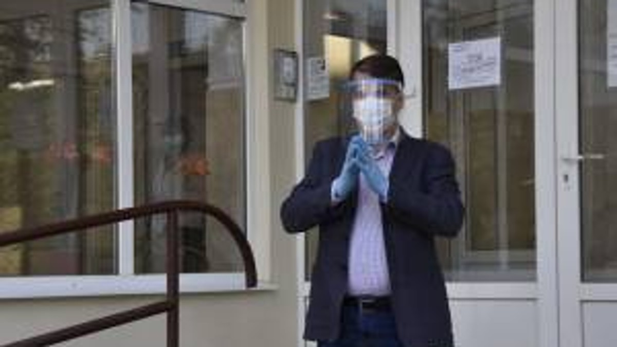 Directorul SGA Suceava, demis din funcție, după ce s-a rugat în genunchi în fața instituției pentru a salva orașul de coronavirus