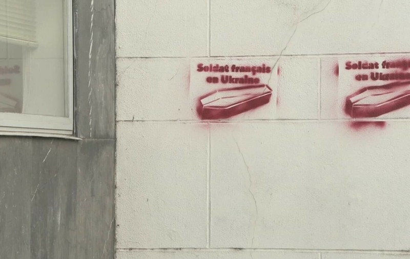 Trei moldoveni, arestați în Franța: sunt acuzați că au desenat pe ziduri sicrie însoțite de cuvintele „soldați francezi în Ucraina”
