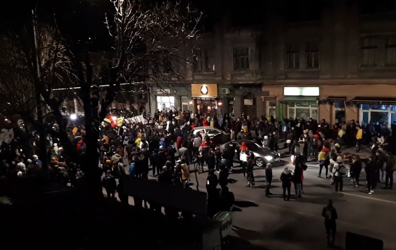 Pacient cu COVID, despre cei care au mărșăluit pe lângă spitalul în care e internat: „E dreptul lor să protesteze. Jalea mai mare e când vor căuta un loc liber la ATI”