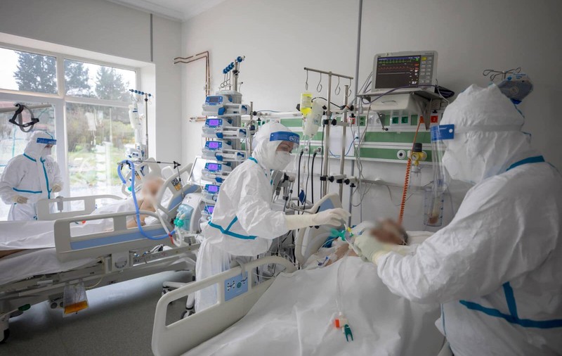 România a depășit 4.000 de cazuri noi de COVID pe zi. Bilanț în creștere și la ATI