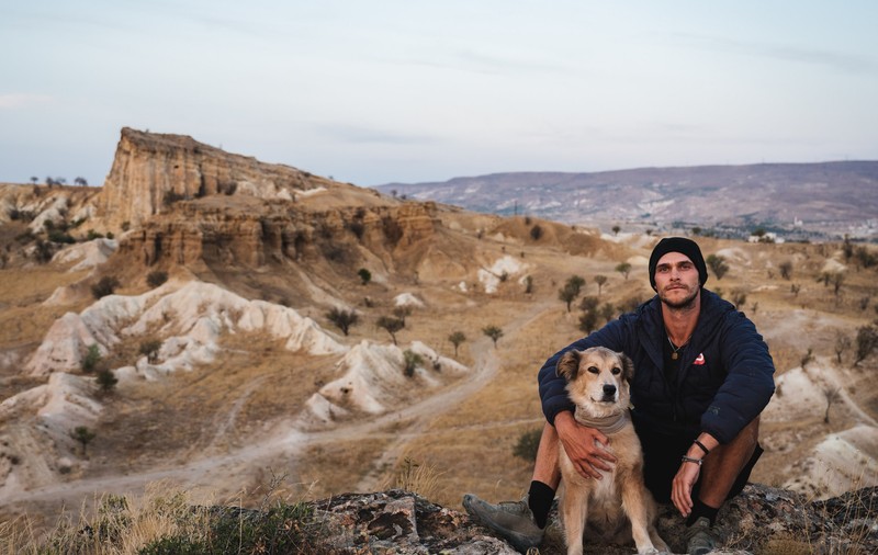 EXCLUSIV. Șapte ani cu un câine în jurul Pământului. Amenințat cu pușca de niște motocicliști, a fost salvat de contul de Instagram: „Am crezut că e game over”