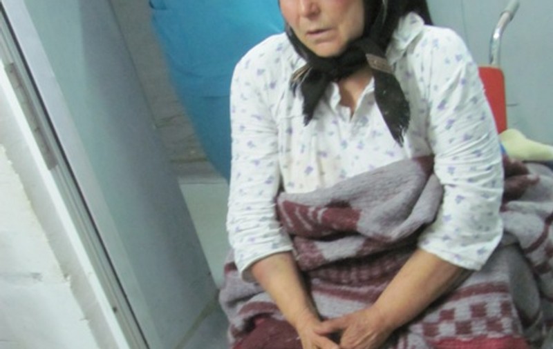 Bătrâni bătuţi şi torturaţi în propria casă de hoţi