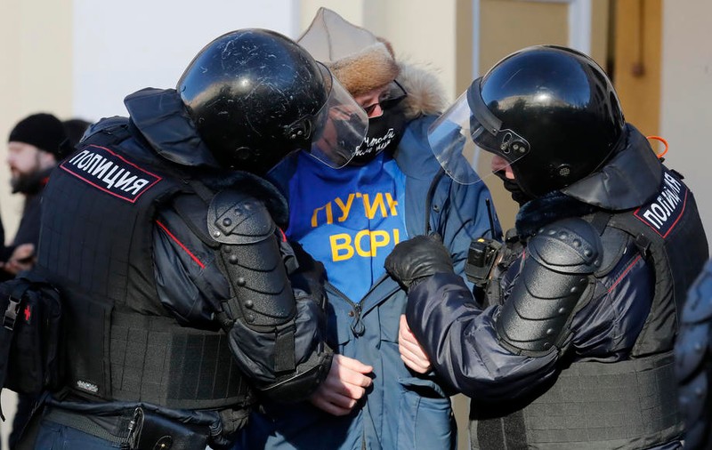 Un tribunal din Rusia a achitat un  bărbat care a afișat în St. Petersburg o pancartă cu „Războiul este pace”. Cum a motivat judecătorul