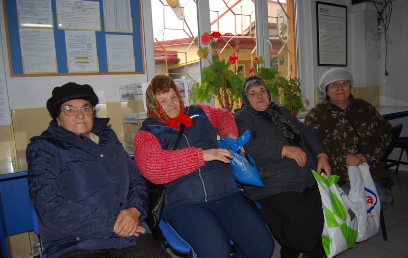 Ce fac pensionarii la sfârșit de an: ”Ne împrumutăm să plătim impozitele și medicamentele”