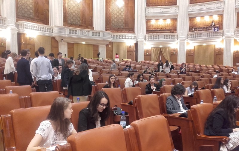 Elevii de liceu au fost parlamentari pentru o zi: Au lucrat cinci ore, și nu au avut nicio absență în plen