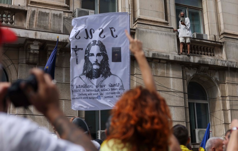 Despre protestul AUR contra „vaccinării obligatorii”: Dacii care ne bat în geam