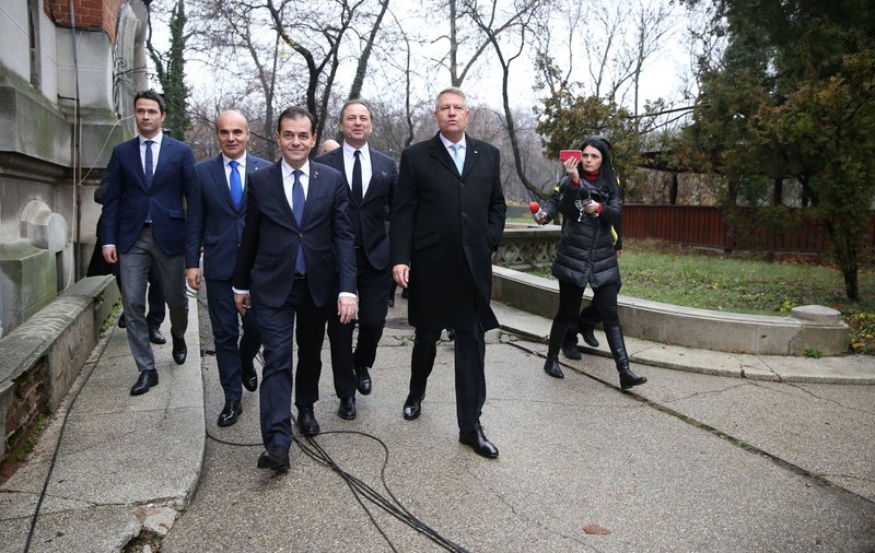 FOTO | Klaus Iohannis, şedinţă cu echipa de campanie, la sediul PNL. Şeful statului i-a întrebat pe jurnalişti dacă au votat