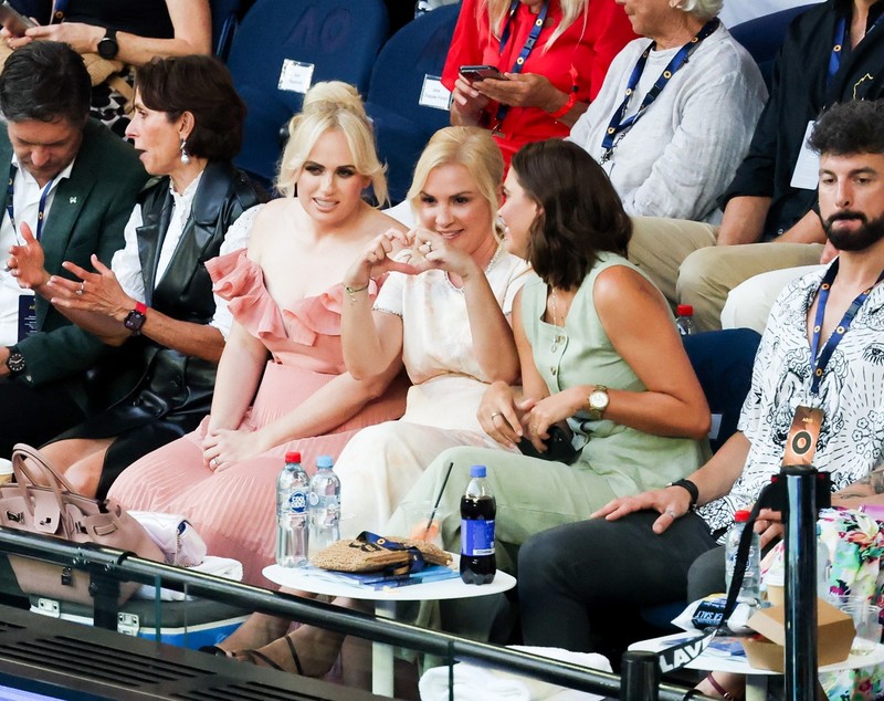 Rebel Wilson și soția Ramona Agruma, apariție neașteptată în rochiile de nuntă la Australian Open 2025. Au făcut furori în tribune