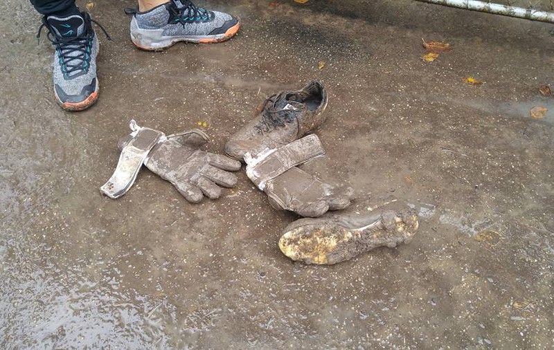 UPDATE. FRF se laudă cu loturi de Elită, dar juniorii joacă prin noroaie. Antrenor revoltat, amendat de AMFB | GALERIE FOTO