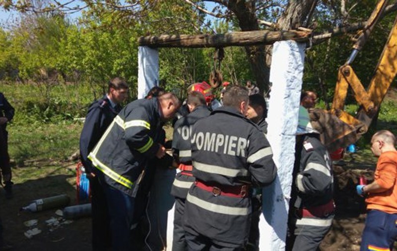 Doi bărbați au murit după ce au căzut într-o fântână din Dâmbovița