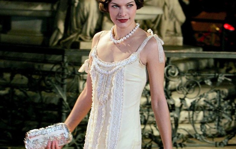 Milla Jovovich îşi face singură rochia de mireasă