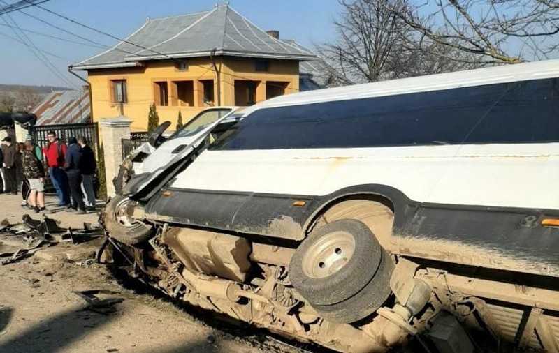 Impact între un autoturism și un microbuz, în Buzău. Trei pasageri, la spital