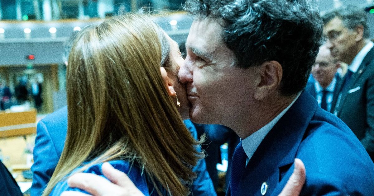 Nicușor Dan se îmbrățișează cu Roberta Metsola