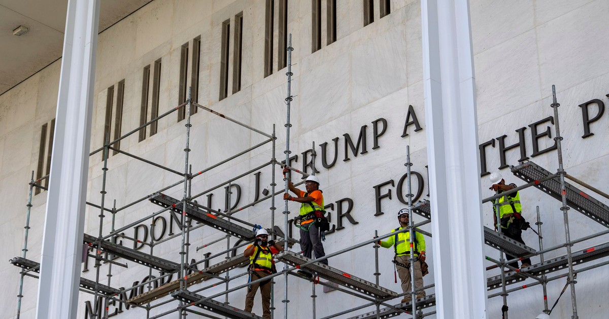 Numele lui Donald Trump, îndepărtat de muncitori de pe fațada Centrului Kennedy Foto: Profimedia