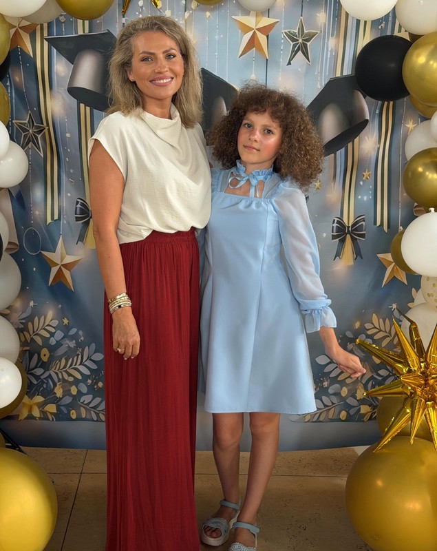 Imagini adorabile cu Carla, fiica Mirelei Vaida. Cum și-a făcut apariția la banchetul de clasa a IV-a: „Sandalele cu toc mai pot aștepta”