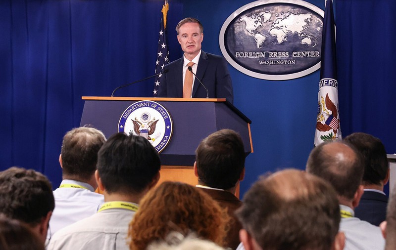 Michael Carpenter, fost înalt oficial la Casa Albă și Pentagon: „Campaniile de pe rețelele sociale amplificate de Kremlin au profitat de incidentele cu drone pentru a promova o narațiune conform căreia România ar trebui pur și simplu să caute un compromis cu Rusia” EXCLUSIV
