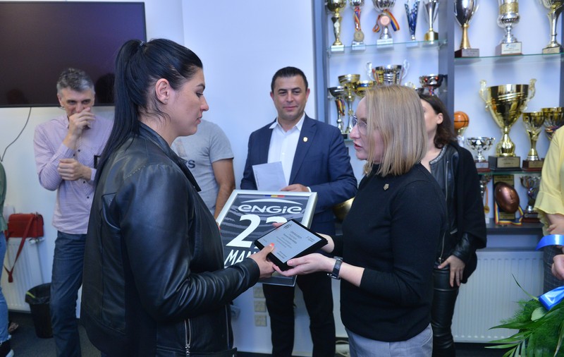 Handbalista Oana Manea, omagiată de CSM Bucureşti, la încheierea carierei | GALERIE FOTO