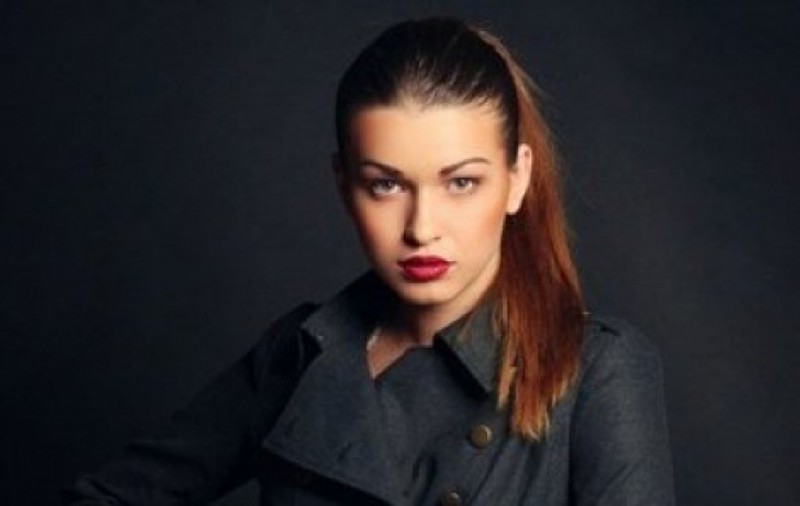 ESTE cea mai CĂUTATĂ FEMEIE A MOMENTULUI! DOAR EA ȘTIE ADEVĂRUL