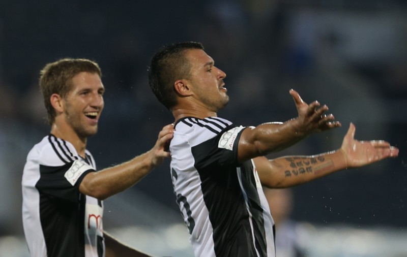 Atacantul bulgar Bojinov, de la Partizan Belgrad, e optimist: ”Steaua e slabă, putem să trece de români. Aici, toți turbează când aud de Steaua, de Steaua Roșie și de alte stele! E mobilizare maximă”. Tânărul ”briliant” Zivkovici: ”Nu jucăm la 0-0!”