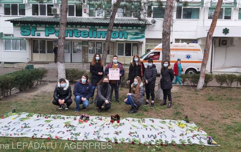 Mai mulți elevi din Vrancea le-au adus flori cadrelor medicale de la Spitalul Județean