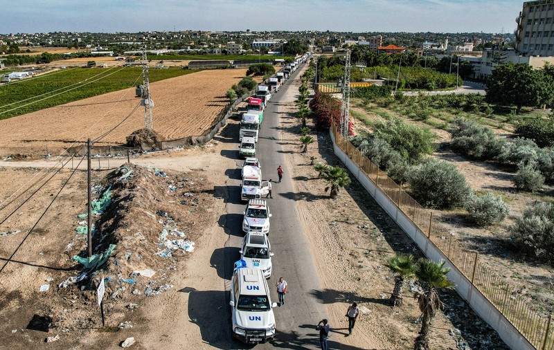 Israelul anunță că își „intensifică loviturile” în Fâșia Gaza, care a primit sâmbătă 20 de camioane cu ajutoare umanitare
