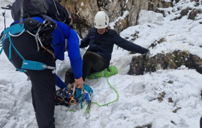 Doi turiști blocați pe un traseu dificil din munții Piatra Craiului au stat zeci de minute culcați pe burtă, în zăpada înghețată: „Să nu alunece în prăpastie”