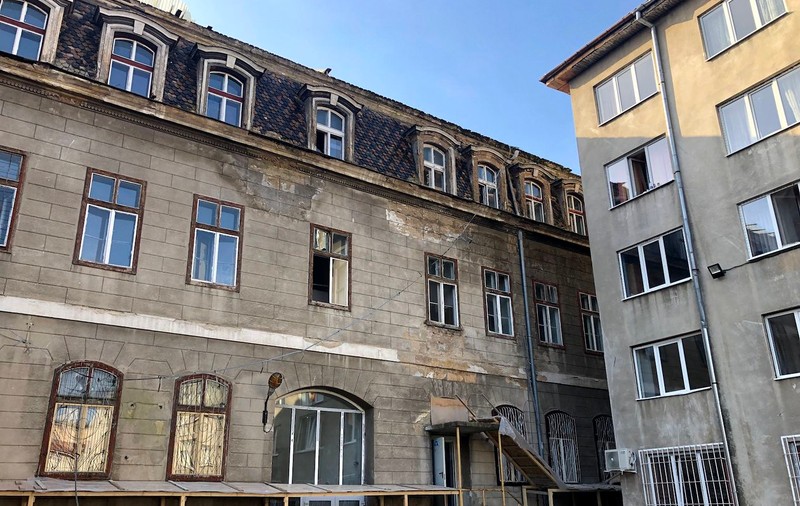 Cum începe anul școlar într-un colegiu din Timișoara, în care învață 500 de elevi. Liceul n-are acoperiș de doi ani!