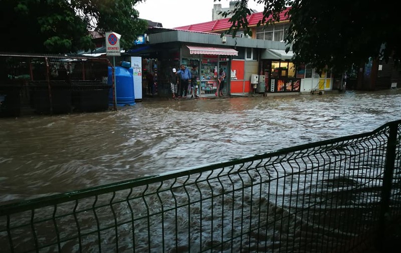 VIDEO/ Zona centrală a muncipiului Tulcea a fost inundată în urma unei ploi torențiale/ FOTO