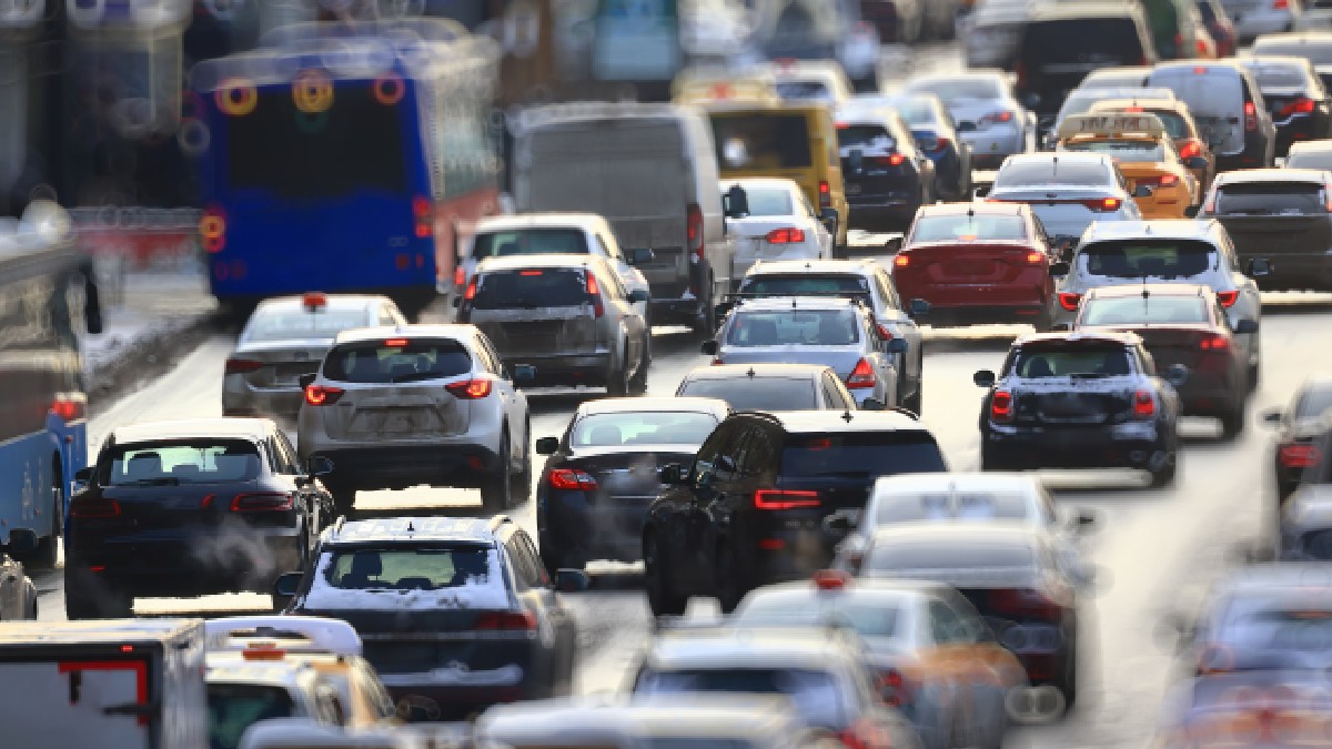 Multe mașini pe șosea, vedere de sus, trafic aglomerat, ora de vârf în București