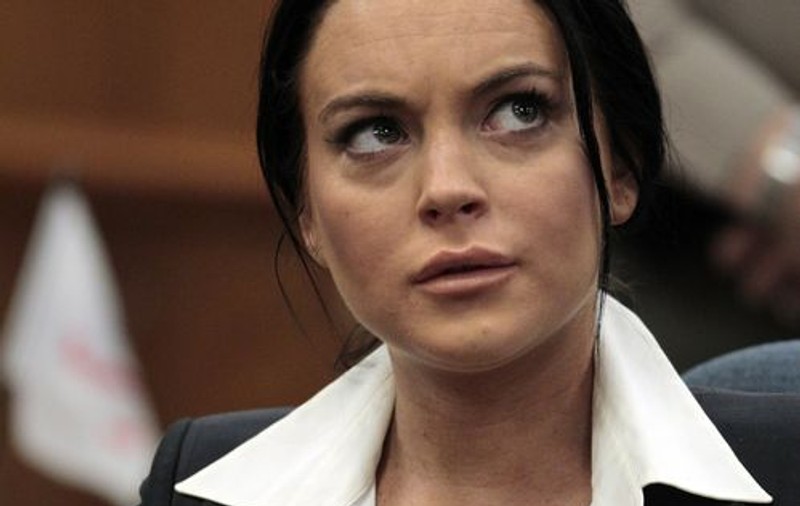 Kristen Stewart crede că Lindsay Lohan a ajuns beţivă şi drogată din cauza părinţilor ei